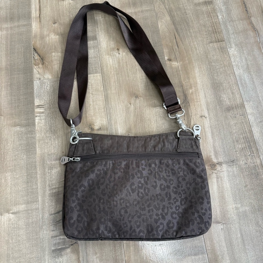 Baggallini Rio Crossbody Purse Turn Lock Brown Leopard Animal Print Nylon Travel - Picture 8 of 12